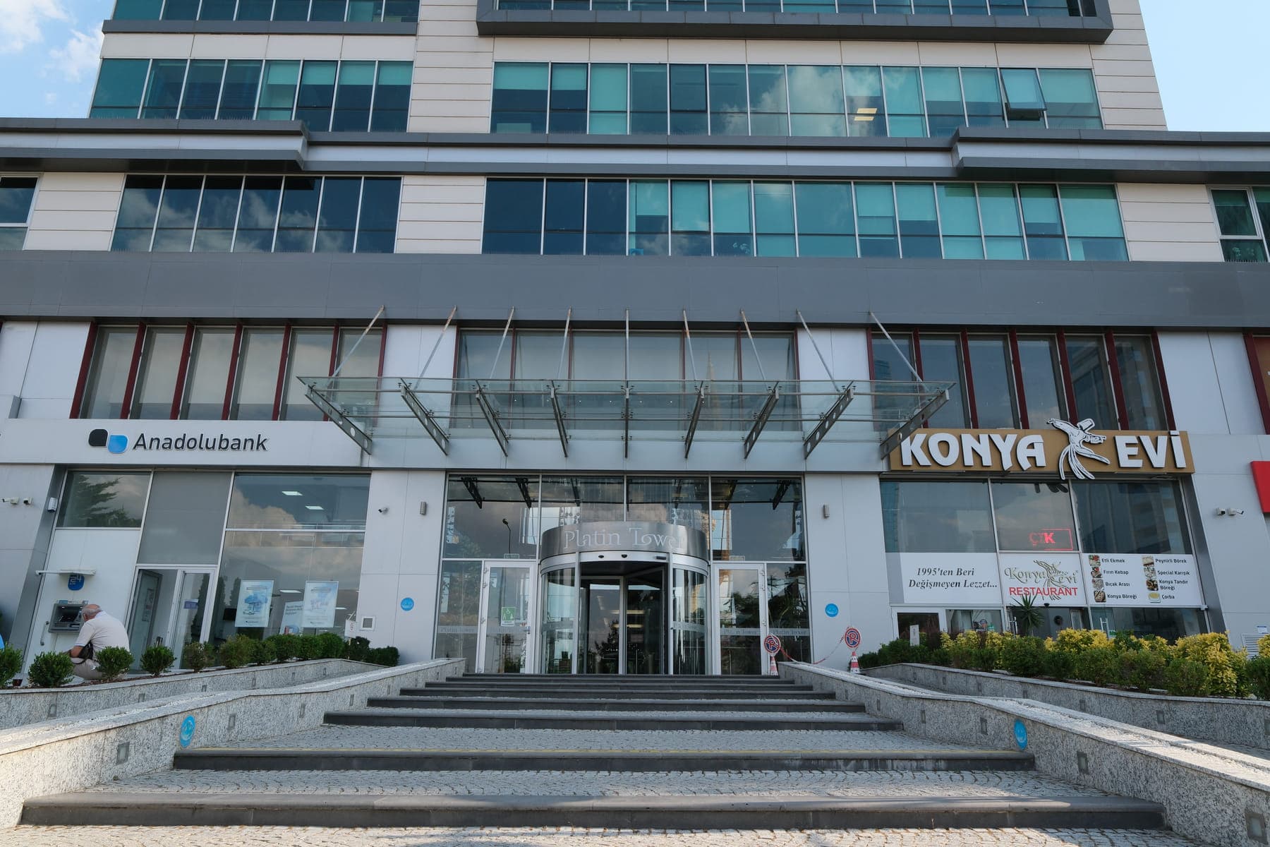 Muayenehanenin bulunduğu iş merkezinin girişi.